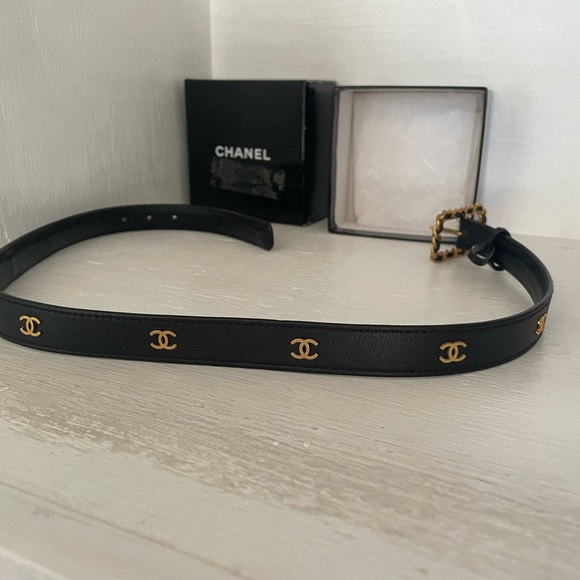 SPECIAL SALE‼️ Authentic vintage Chanel black leather belt + CC logos. - Picture 8 of 10